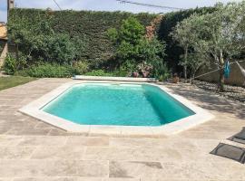 Stunning Home In Roquemaure, hotell i Roquemaure