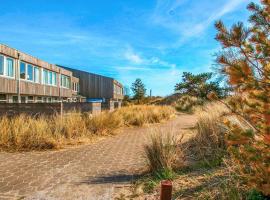 Beautiful Apartment In Schiermonnikoog โรงแรมที่มีสระว่ายน้ำในสกีร์มอนนิโคก