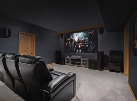 Family White Mountain Escape with Theater & Games, hotel v destinaci Show Low