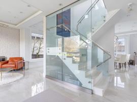 Centrally Located Luxury Home with Views and Cinema, khách sạn ở Vancouver