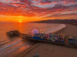 Beachside 2BD 2BA, 12Min Walk to Santa Monica Pier
