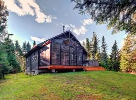 Family cottage with SPA and lake - 25 mins from Qc