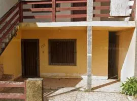 Casa com suíte, WiFi e churrasqueira perto da praia