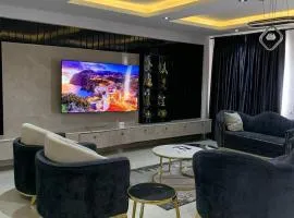 Posh Waterfront 3bedroom, 24hrs light, Netflix, PS 5, Snooker, Swimming pool in Lekki Luxury Flats, Admiralty Way, Lekki Phase 1