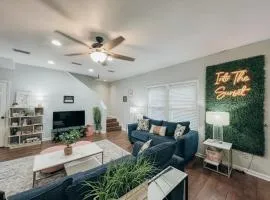 Sunset Oasis - Beautiful 3BR with Serene Backyard near UF Stadium!