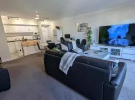 City Apartment 2xfree parking - Pool - Gym Wi-Fi