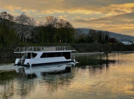 KL Moselboote - Hausboot Niara、ベルンカステル・クースのホテル