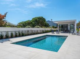 MERCURY VILLA - Minimal Luxury with Private Pool, hotel v destinaci Panayía Mesosporítissa