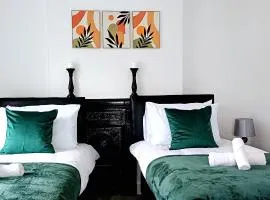 Spacious 4 Bedroom House-2 bathrooms-Contractor-Family-Relocation-Professionals-Parking-Close-to-All-Amenities