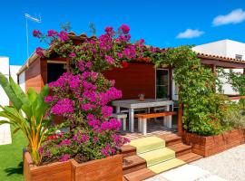 "Chalet La Buganvilla con Piscina Privada y Jardín Cerca de la Playa en Chiclana", hotel v destinaci Chiclana de la Frontera