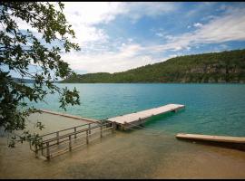 Albergue Casa Salinas، فندق بالقرب من Dag Shang Kagyu، Secastilla