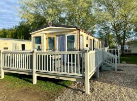 Tattershall Lakes 2 bedroom,6 berth Holiday home with hot tube, Hotel in Tattershall