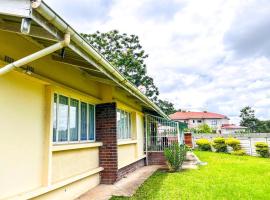 3 bed Cozy Homestay for Groups in Lundi Park - 2292, hotel di Gweru