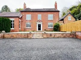 Charming, Cosy & Spacious Manor House with Lake
