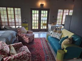 A cozy, artistic suburban-stay at Alice in Africa, hotel in Rooihuiskraal