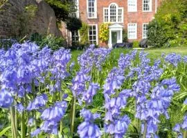 Georgian House - Great for Groups & Celebrations! Located in Central Chichester with Parking - Chichester Holiday Properties