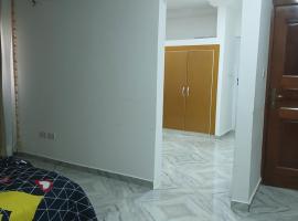 Fully furnished 3 bedroom house Tema community 22, hotel en Tema