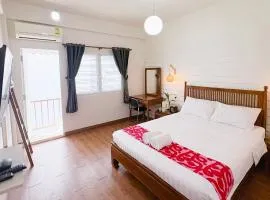 Les Fleurs Bangkok Hostel