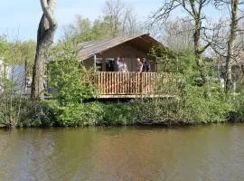 Luxe glamping tenten aan het water