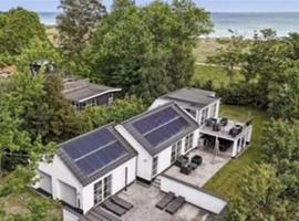 Holiday Home Judit - 10m from the sea by Interhome, hotel s jacuzzi v destinaci Bøtø By