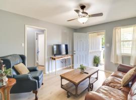 Walk to Eats and Entertainment Home in Brookhaven, hotel a Brookhaven