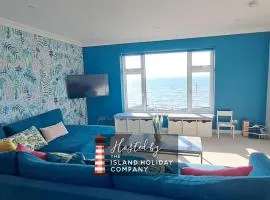 Princes Esplanade-Luxury Beachfront House with Balcony a stone throw from Gurnard Beach