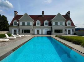 Luxury Villa Pool & Spa, kh&aacute;ch sạn sang trọng ở Halle