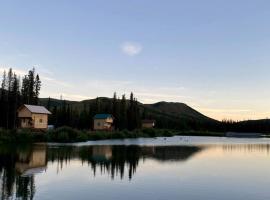 Eco-Friendly Lakefront Tiny House with Views of Panorama Mountain near Denali National Park, hotel v destinaci Cantwell