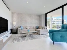 092 - Modern, Spacious El Higueron Apartment With Private Garden & BBQ