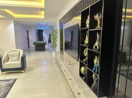 Posh Waterfront 3bedroom, 24hrs light, Netflix, PS 5, Snooker, Swimming pool in Lekki Luxury Flats, Admiralty Way, Lekki Phase 1, hotel v destinaci Araromi