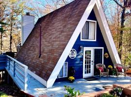 Romantic Cabin Getaway minutes from Chimney Rock, Hotel in Lake Lure
