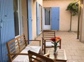 Quiet Countryside Studio Near Valensole with Garden View & Parking