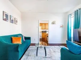 Family Urban: 2BR FREE Pkng Airport NYC Ease