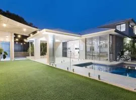 MiaMia Ultra Modern Home with Pool and Courtyard