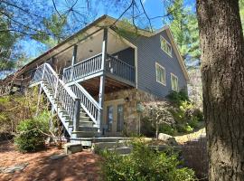 Tall Pines- 5-bedroom 3-bath with hot tub and more!, ξενοδοχείο σε Swanton