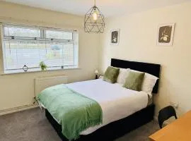 Professional 4BR House - Lace Market, Uni, QMC, City Centre & M1 - Sleeps 8