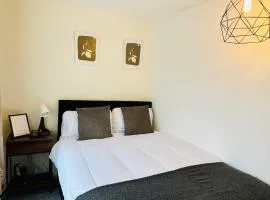 Elegant 4BR Home - Lace Market, Uni, QMC, City Centre & M1 - Sleeps 8