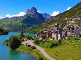 CASA PIXURRI en Lanuza compuesta de 5 apartamentos turísticos en casona pirenaica, a 10 minutos de las ESTACIONES de ESQUÍ de FORMIGAL-PANTICOSA, Hotel in Lanuza