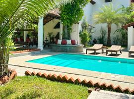VILLA LOU GOA Old Portuguese House 1903 With Pool, hotel a Verla