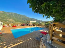 Casa Maredda with private pool and large garden, hotel u gradu Peri