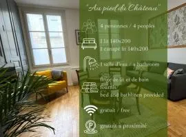 Au pied du château