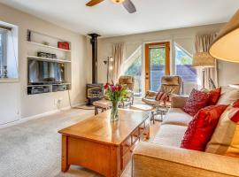 Aspen Townhome with Deck - Restaurant Row, hotel in Aspen