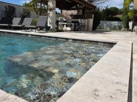 Villa MOOREA pool barbecue PROVENCE、アントレーグ・シュル・ラ・ソルグのホテル