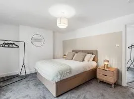 Hosted by StaySejour- 8 Beds - Perfect for large groups and long stays - Free parking for one vehicle