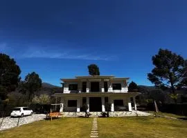 Pine View Retreat by Pluto Homes