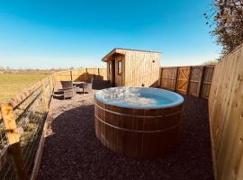 Maylands Farm Glamping Pod, glamping site in Hilperton