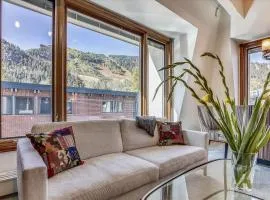 Lovely Aspen Condo with Mountain Views & Hot Tub