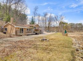 Near Hiking Lakefront Getaway in Campbellsport!, hotel a Campbellsport