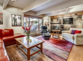Beautiful Deluxe Condo in Aspen with Hot Tub, hotel em Aspen