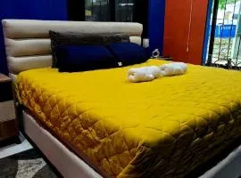 Mini Casa azul con generador electrico y parqueo